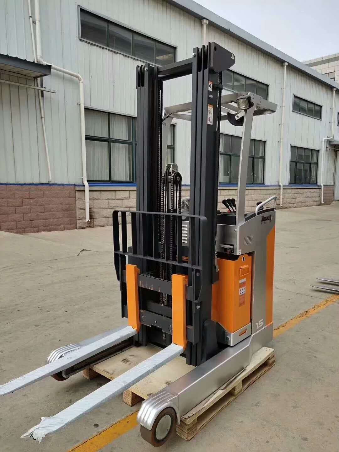 Reach Trucks & Tow Tractors listed on LotWagon